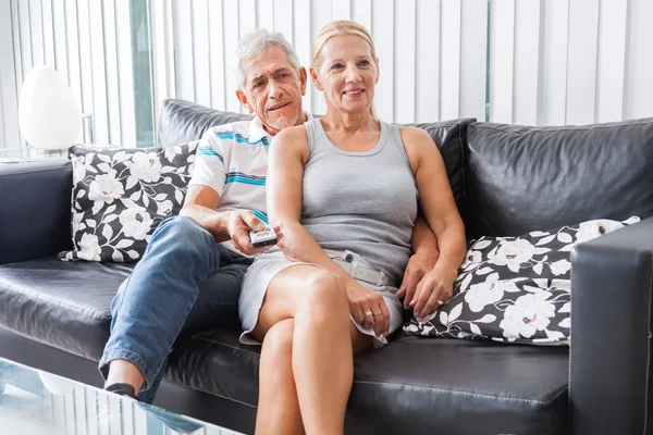 Couple aîné regardant la télévision — Photo