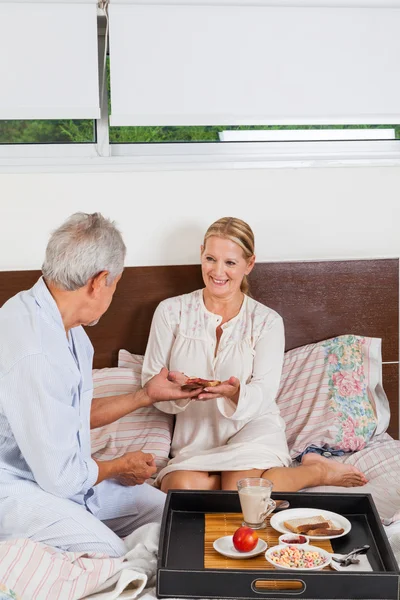 Couple having breakfast — Stock Photo, Image