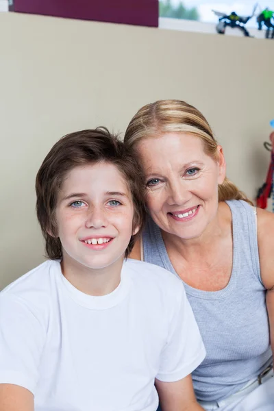 Gelukkig lachend grootmoeder en jongen — Stockfoto