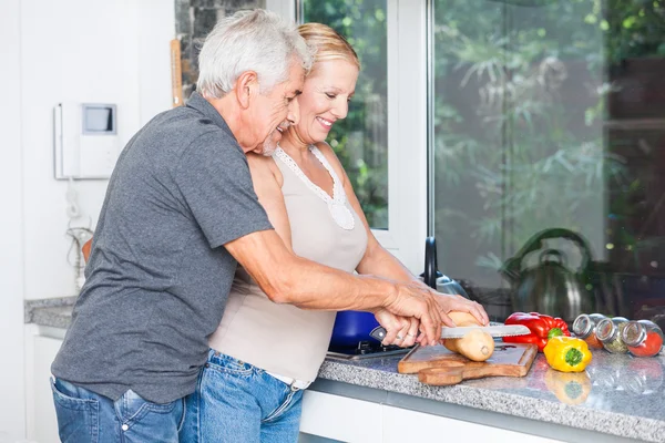 Pareja de ancianos cocina en la cocina — Foto de Stock