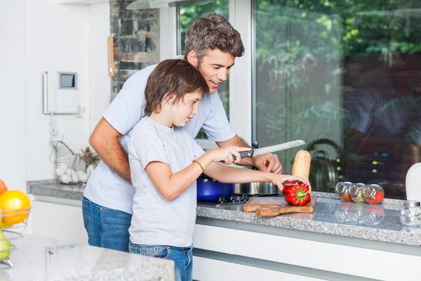 Apa és fia főzés otthon — Stock Fotó