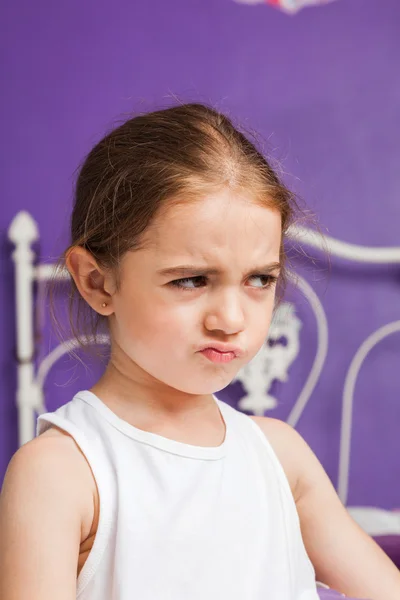 Mutsuz üzgün küçük kız — Stok fotoğraf