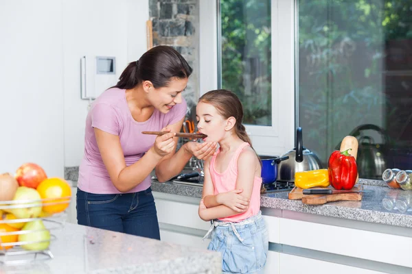 Anya és lánya otthon főzés — Stock Fotó