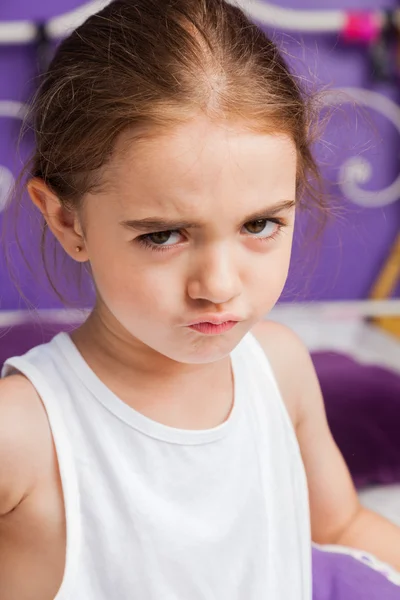 Mutsuz üzgün küçük kız — Stok fotoğraf