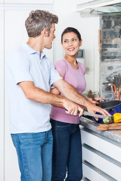 Mann und Frau kochen in der Küche — Stockfoto