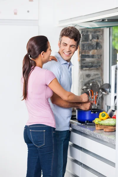 Marido e esposa cozinhar na cozinha — Fotografia de Stock