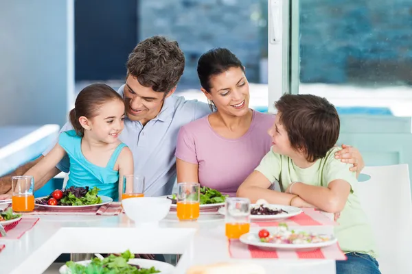 Grote familie diner thuis — Stockfoto