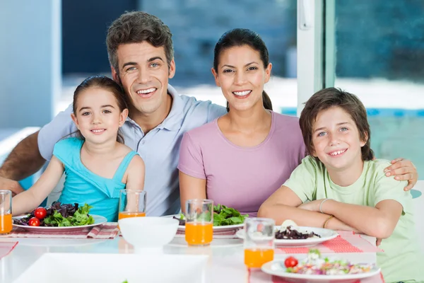 Stor familiemiddag hjemme – stockfoto