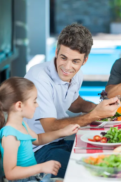 Father and daughter having lunch together — Stock Photo, Image