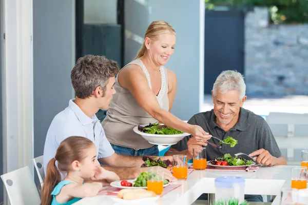 Grote familie diner thuis — Stockfoto