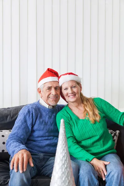 Äldre par bär Santa hattar — Stockfoto