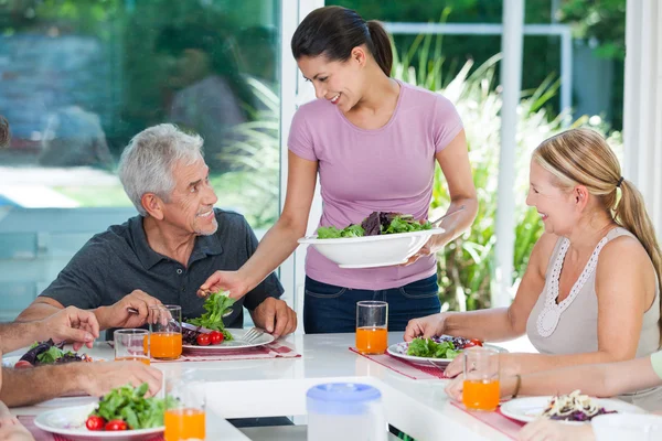 Grand dîner de famille à la maison — Photo