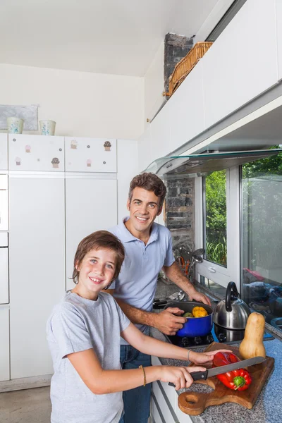 Vader en zoon thuis koken — Stockfoto