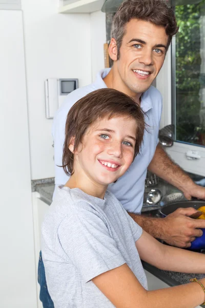 父亲和儿子在家里做饭 — 图库照片