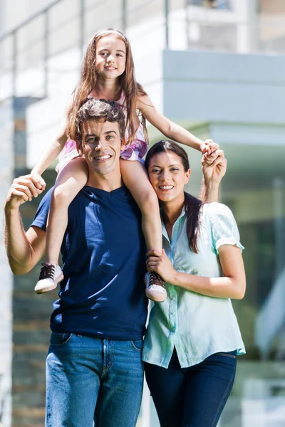 Family in front of house — Stock Photo, Image