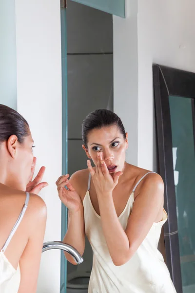 Woman looking at mirror — Stock Photo, Image