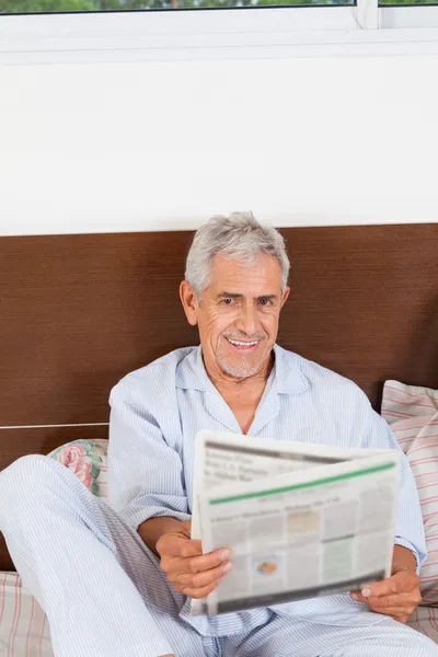 Starszy człowiek czytający gazetę — Zdjęcie stockowe