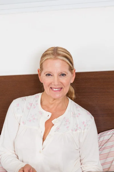 Senior vrouw liggend in bed — Stockfoto