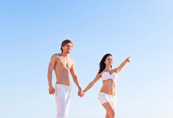 Paar op het strand — Stockfoto