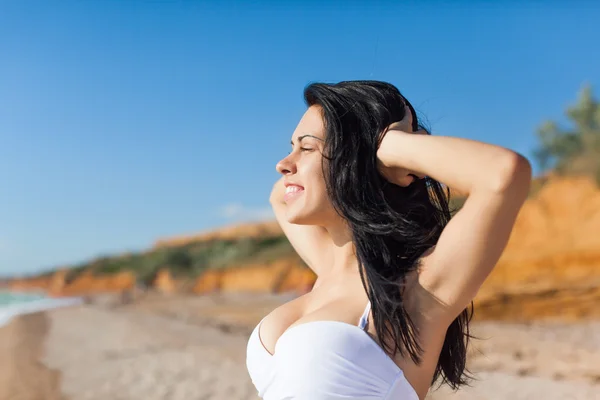 Mulher na praia — Fotografia de Stock