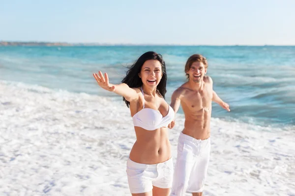 Paar op het strand — Stockfoto