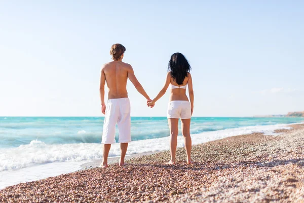 Paar op het strand — Stockfoto