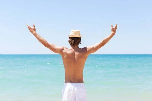 Homem na praia — Fotografia de Stock