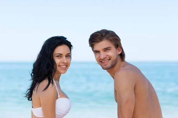 Casal na praia — Fotografia de Stock