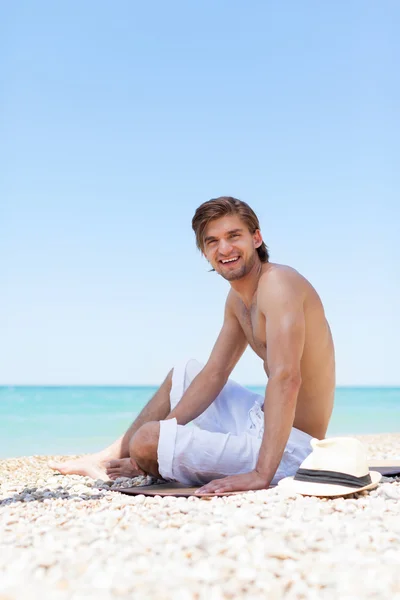 Людина на пляжі — стокове фото
