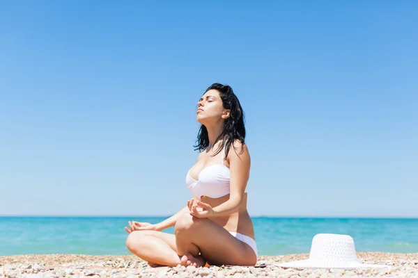 女性のビーチで瞑想 — ストック写真