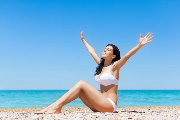 Mulher tomando banho de sol na praia — Fotografia de Stock