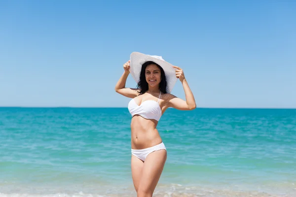 Mulher de chapéu na praia — Fotografia de Stock
