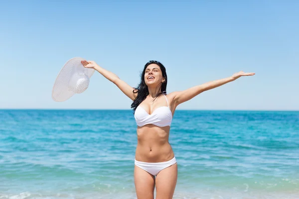 Femme avec chapeau sur la plage — Photo