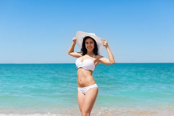Žena v klobouku na pláži — Stock fotografie