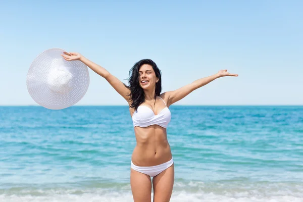 Donna con cappello sulla spiaggia — Foto Stock