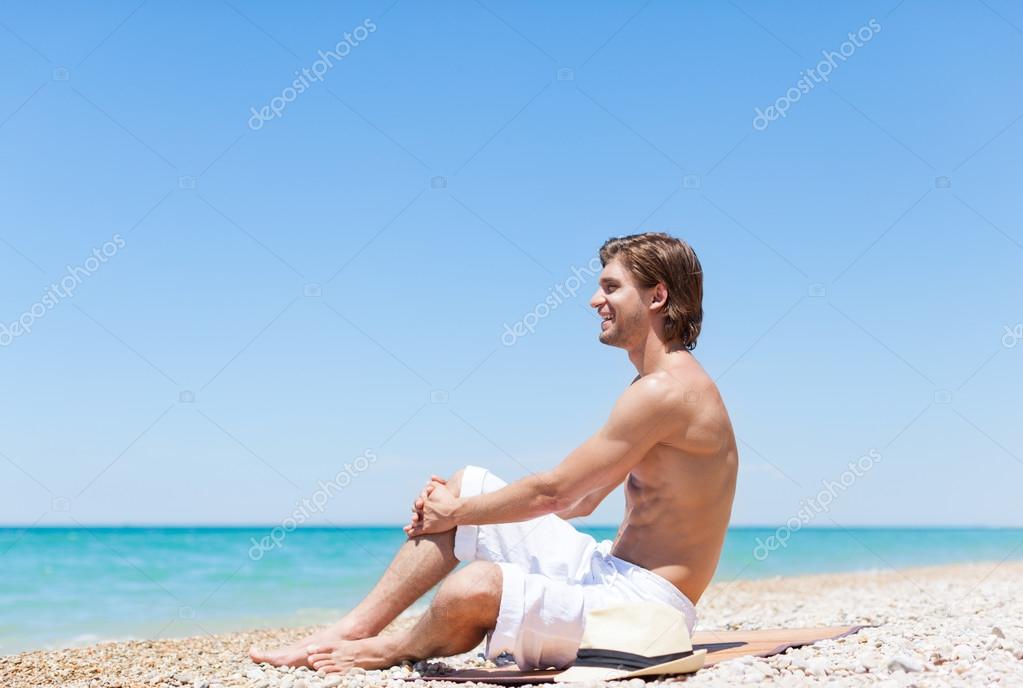 Dicker mann am strand