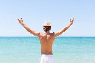 Sahilde şapkalı adam