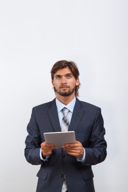 Elinde tablet tutan bir iş adamı