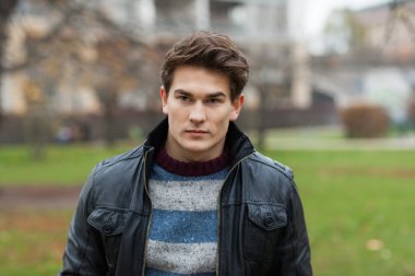 Erkek ceket, uzağa park arıyor