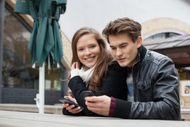 Çift tezgah cep telefonunu kullanma