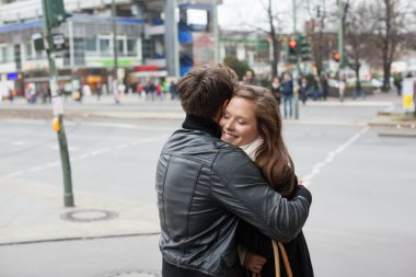 İki sokak tarafında kucaklayan ceket içinde