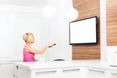 Kadın televizyon izliyor.