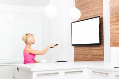 Kadın televizyon izliyor.