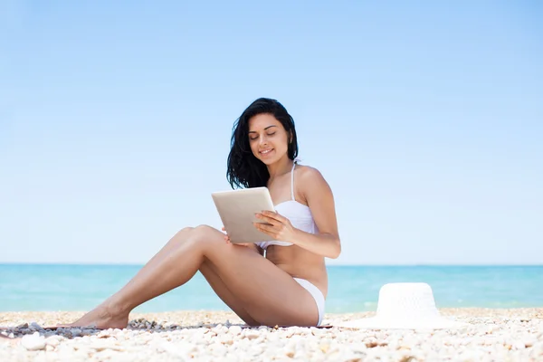 Γυναίκα που χρησιμοποιούν tablet pc στην παραλία — Φωτογραφία Αρχείου