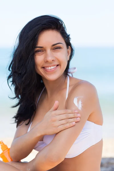 Woman apply sunscreen protection — Stock Photo, Image