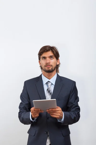 Zakenman die tablet vasthoudt — Stockfoto