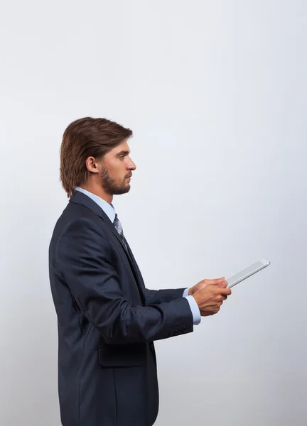 Geschäftsmann mit Tablet — Stockfoto