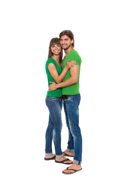 Casal em camisetas verdes abraçando — Fotografia de Stock
