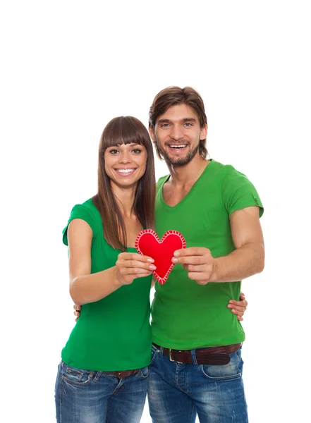 Pareja sosteniendo forma de corazón — Foto de Stock