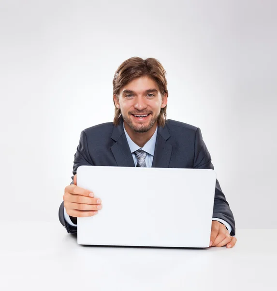 Homem de negócios usando laptop — Fotografia de Stock